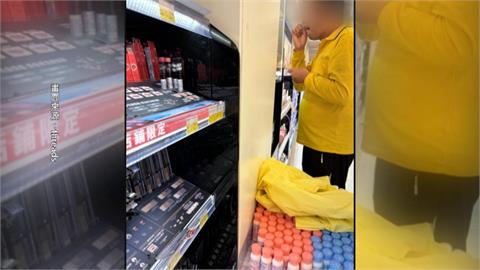 美妝店當自家？　高雄大叔拿卸妝水「清潔肚臍、牙齒」