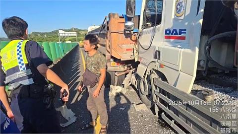 快新聞／台62線驚魂！砂石車追撞砂石車　上班族塞成一團