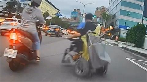 玩命？輪椅突左轉衝向車道　騎士閃避不及撞成一團２人輕傷