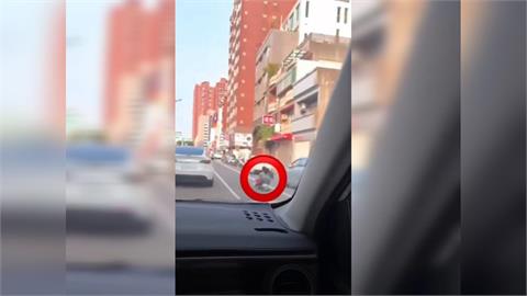 快新聞／新竹馬路現「小小飆仔」！　2童騎電動玩具車上路家長不在
