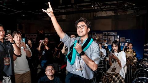 沈伯洋突現身華山聽團！「戴口罩混人群被認出」粉絲見1事心疼喊：去睡覺