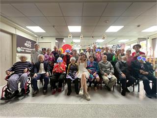 北榮桃分院桃喜居舉辦「年終化妝舞會」長輩換裝走秀展現活力