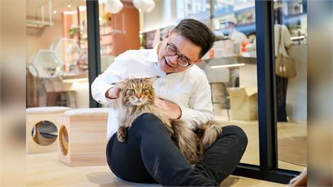 快新聞/「毛爸」賴瑞隆現身貓咖!揭毛孩四寶政見 喊讓高雄成寵物友善之都