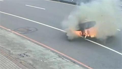 疑地下高壓電線故障　高雄人孔蓋爆炸竄火煙、民眾嚇壞