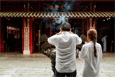 如果沒有要祈願到廟裡還要拿香拜拜嗎？命理達人曝：只要做「這動作」