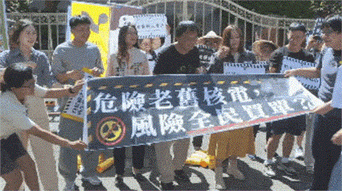 快新聞／走上街籲「核三重啟公投不同意」　4民團+4政黨聯手打破核電海報