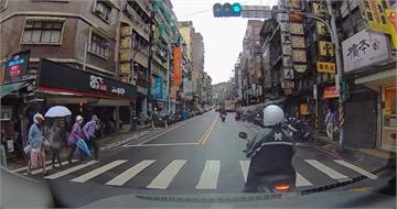 見行人「紅燈踩上斑馬線」就該停讓？　警方曾解答：最重恐罰3萬6