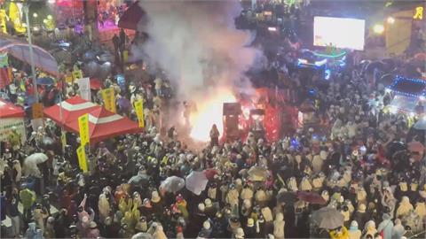 鹽水蜂炮罕遇「雨天」　大量炮灰紙屑遇水凝結黏著路面