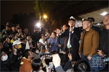 【柯文哲起訴】柯文哲交保小草嗨翻　黃國昌酸：阿北不是鄭文燦，銀行開門才能籌錢