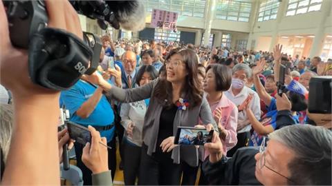自拍棒3度擋記者鏡頭被警告　鄭麗文幕僚林益諄竟爆氣打記者