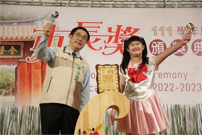 黃偉哲腰傷痊癒 與市長獎學生新奇拍照玩創意