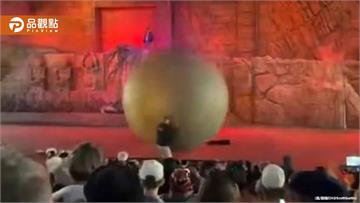 迪士尼181公斤巨石失控衝觀眾席!員工肉身擋石救人倒地濺血