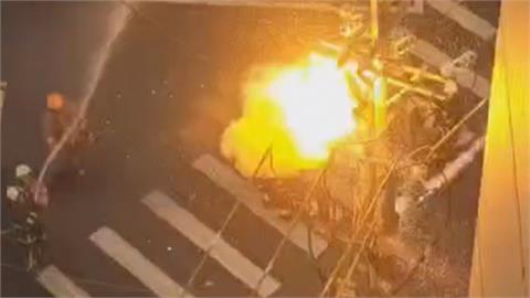 疑鳥巢造成高壓電線桿冒火　消防員澆淋滅火又爆炸