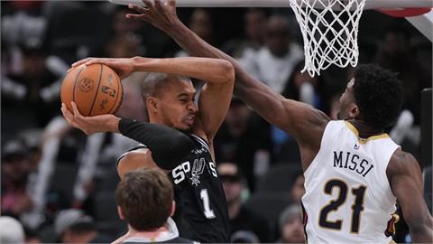 NBA(影)/怎有這咖!文班亞馬綁完鞋帶秒噴三分、跌倒起身秒灌籃「聯盟喊不公平」