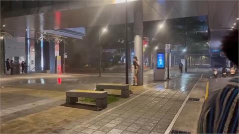 躲雨驚魂！信義A19五樓鐵欄杆斷裂　砸裂玻璃釀6人受傷