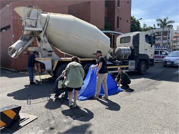 快新聞／驚！麻豆監理站代辦員「蹲車前拆車牌」　遭水泥車輾過當場身亡