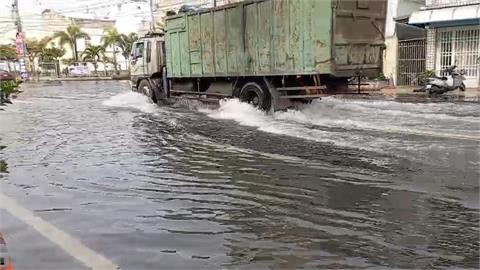 適逢年度大潮！　屏東東港海水倒灌導致淹水