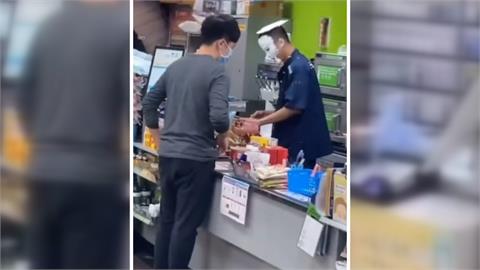 慶生惡搞？刮鬍泡抹整臉　超商店員照上工結帳