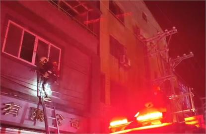 快新聞／土城移工宿舍火警釀1死5傷　　女移工「爬上廣告燈牌」緊急求生