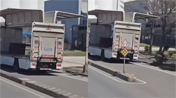 台中大貨車「展翅」切車道！鷗翼門掃斷路燈　收罰單再賠償