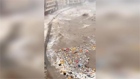 快新聞／巴威登陸浙江掀巨浪「垃圾捲上岸」　網無情開酸：物歸原主