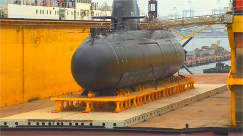 國造潛艦「海鯤號」首完整亮相　邱國正：依進度測試、無預定哪天完工