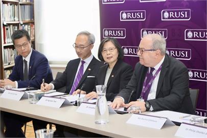 蔡英文造訪英國智庫RUSI　與學者專家交換國際情勢意見