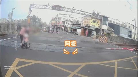 彰化孫女急喊阿嬤！　娃娃車險卡平交道　外送員急救援