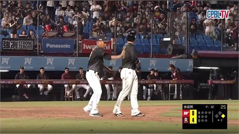 中職(影)／捨不得阿公走！網友翻出古久保健二「貼心拍土」畫面大讚帶人帶心