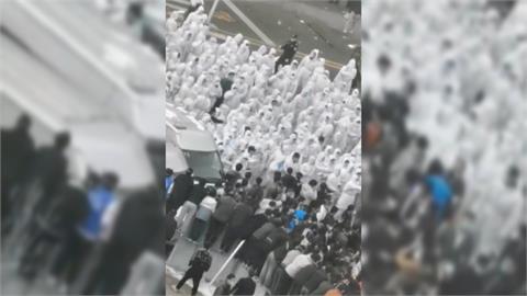 富士康鄭州廠大規模暴動 警方射催淚瓦斯鎮壓 衝突原因曝光