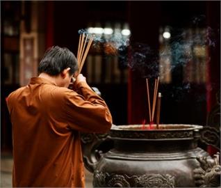 一炷香的煙，竟比四根香菸還毒？專家提醒：拜拜健康隱憂不可忽視