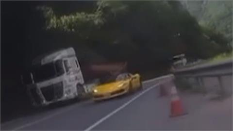 南投台14線山道猴群出沒！　超跑車隊跨雙黃線.逆向超車險對撞
