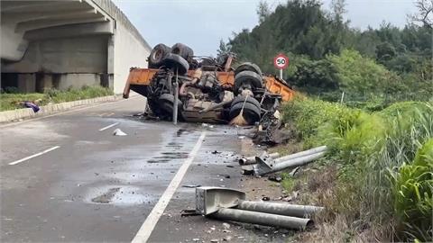 追撞警巡邏車還翻落高架橋護欄！砂石車駕駛喪命