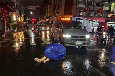 快新聞／撞人還跑？新北蘆洲1廂型車撞行人　肇事駕駛趁亂棄車逃逸