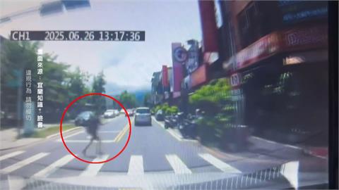 宜蘭學童下車闖紅燈險釀撞　駕駛嚇壞急煞