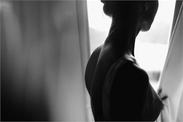 丈夫逼下海！妻染毒癮遭「120名男子硬插做愛」　錄製影片上網賣