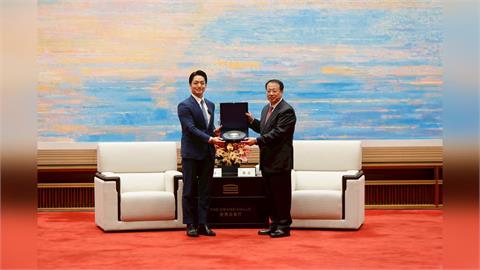 上好美盤？蔣萬安雙城論壇送上「這個」　龔正回贈花瓶喊：血脈相連