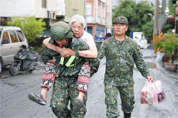 光復鄉災民泡水仰頭呼吸　泥水煉獄驚喊「像海嘯來襲過」