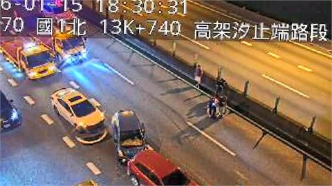 快新聞／國1高架5車撞成一團　自小客翻車女駕駛受傷