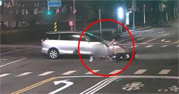 深夜驚魂！高雄休旅車「爆衝闖紅燈」　長腿女騎士空中連翻秒倒地