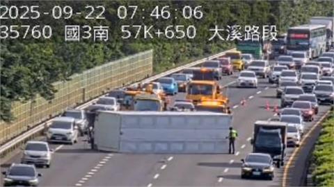 快新聞／趕快改道！國道三號南下大溪路段「大貨車側翻」　車流嚴重回堵