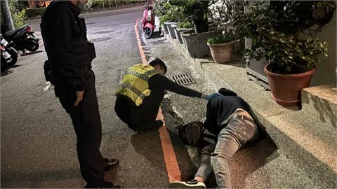 台中男子醉倒巷內　口袋掉大把鈔票拒絕救援