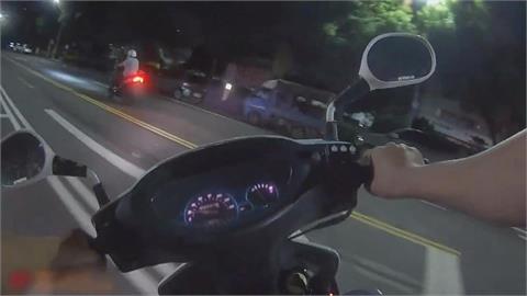 抓你剛好！騎士無視警察　直接闖紅燈違規被逮