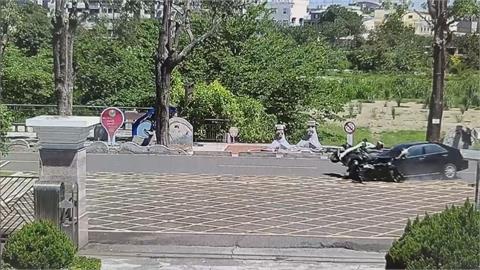 嘉市轎車高速撞石墩側翻　再撞對向騎士害重摔骨折