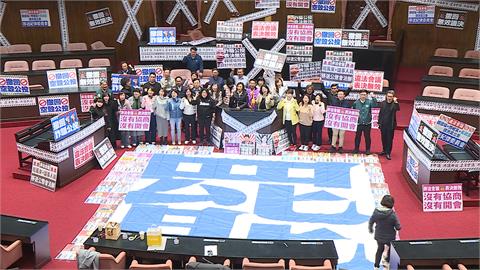 公投逕付二讀爭議燒　藍綠立院「標語大戰」