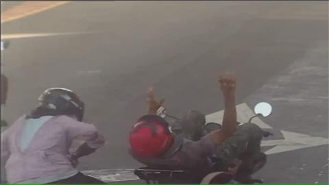 高雄機車連環撞！　2機車碰撞波及3輛機車、釀5人受傷