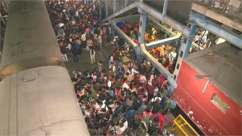 印度新德里火車站爆「嚴重踩踏」　至少18人罹難　數十人受傷