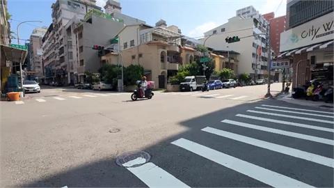 誤會？！台中男疑持刀過馬路　機車騎士全程直擊