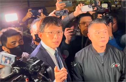 柯文哲遭起訴北院開接押庭　黃國昌帶小草進入旁聽