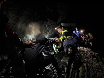 尖石野溪泡湯溪水暴漲　竹警助2人脫困